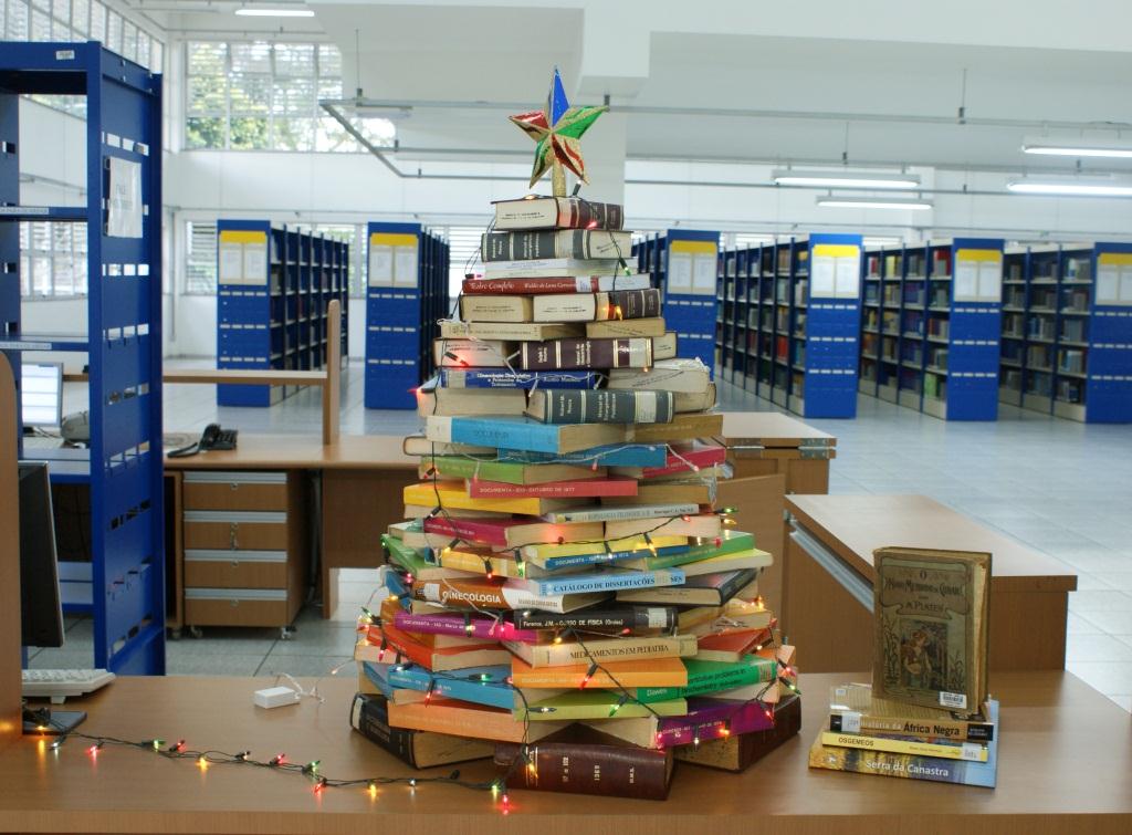 Árvore de Natal feita com livros decora a Biblioteca Central da UNIFAL-MG |  Assessoria de Comunicação Social