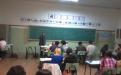 Alunos discutem em dupla exercício dado em sala aula