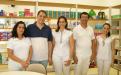 Parte da equipe da FarUni: Jandira Martins (auxiliar de laboratório), Prof. Ricardo Rascado, os farmacêuticos Milena Carla Espósito e Patrick Ricardo da Silva, e a estagiária Bruna Bueno