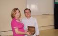 Médico presidente da Comissão de Qualidade de Vida no Trabalho do Centro Integrado de Assistência ao Servidor Evandro Monteiro de Sá Magalhães homenageando a professora aposentada Antonella Sachscida Braga Vilela