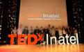 Os 12 palestrantes que participaram do TedxInatel com o mestre de cerimônias, Eduardo Castilho, e organizador do evento, Leonardo Liao