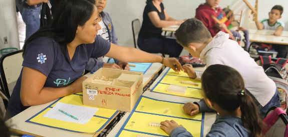 Estudantes e docentes participam de uma atividade colaborativa de formação.