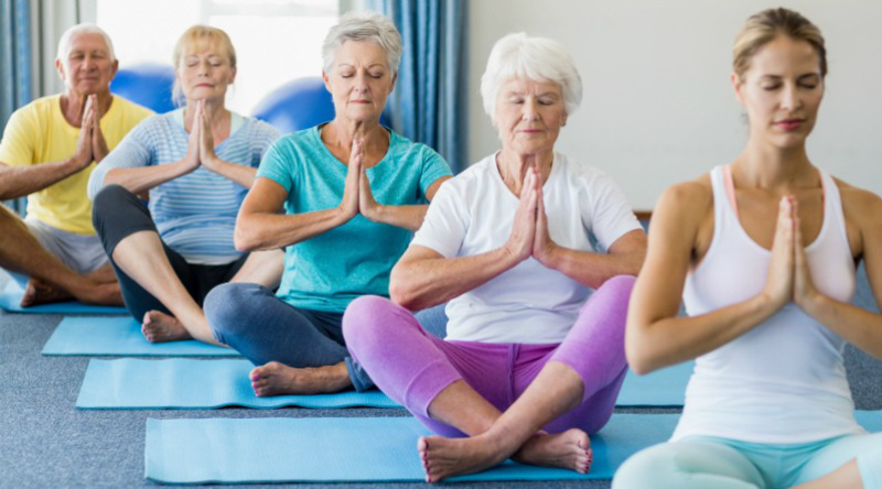 Yoga na terceira idade” é tema de informativo do projeto Comunicação e  Informação em Enfermagem e Saúde – Universidade Federal de Alfenas