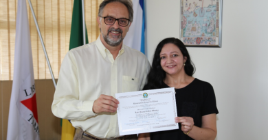 Reitoria entrega certificados de conclusão de curso que conferem o título de mestra a servidoras da Instituição