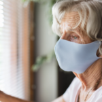 Estudo identifica as dificuldades enfrentadas por idosos em tempos de pandemia; medidas sanitárias como ficar em casa e usar máscara foram apontadas como as adaptações mais difíceis