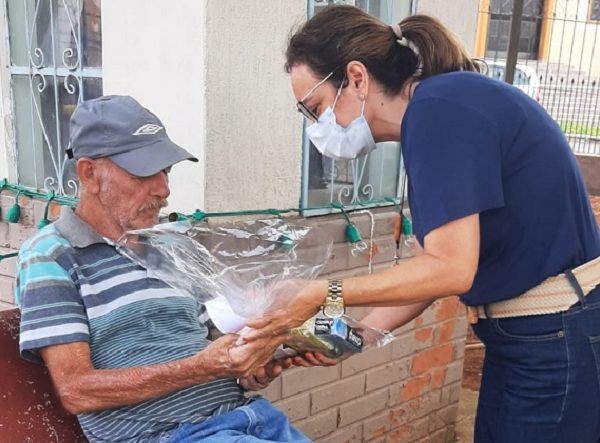 Projeto da UNIFAL-MG arrecada e entrega kits de higiene pessoal para idosos do Lar São Vicente de Paulo, de Alfenas, em campanha solidária