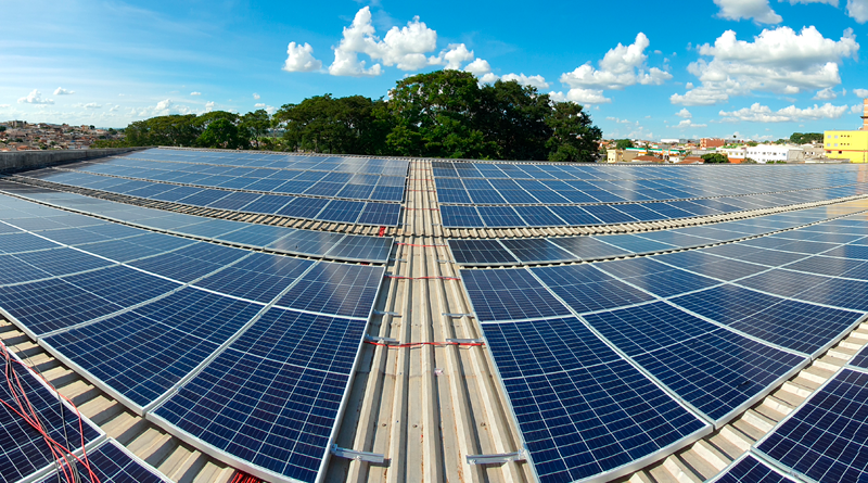 Placas de usinas fotovoltaicas instaladas sobre o prédio O, na Sede. (Foto: Arquivo/Proplan)