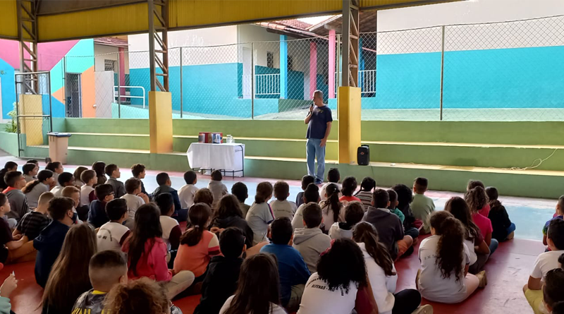 Crianças de escola pública de Alfenas escrevem carta para professor e escritor da UNIFAL-MG; Eloésio Paulo foi convidado para conversar sobre sua obra infantil “Parque de Impressões – Anna Sofia e a Poesia sem Querer”
