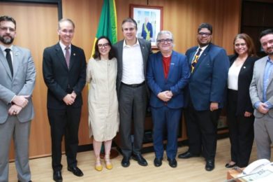 Reitor da UNIFAL-MG busca apoio para demandas da Universidade em BrasíliaNa ocasião, o professor Sandro Cerveira foi recebido no Ministério da Educação e em gabinetes de deputados federais da bancada mineira