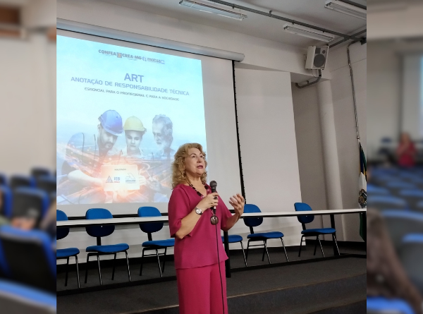 Estudantes de Engenharia da UNIFAL-MG participam de palestra realizada por presidente do Instituto de Engenheiros do Brasil/Minas; ação foi organizada por docentes do campus Poços