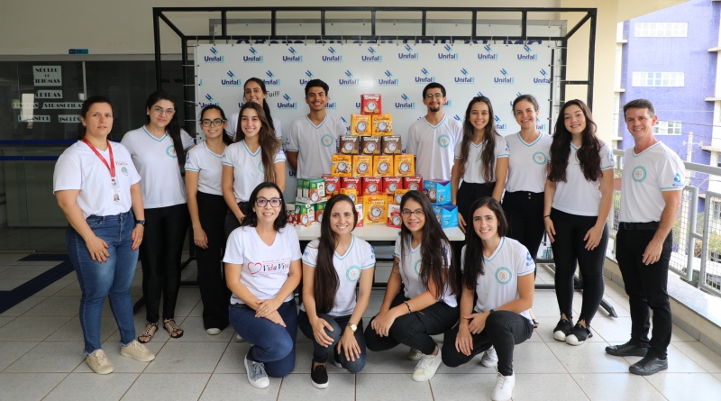 Em parceria com a Associação Vida Viva, projeto de extensão da UNIFAL-MG realiza ação de Natal para assistidos em tratamento oncológico<p  style='text-align:justify;font-style:italic;font-size:15px;color:#4f4f4f;font-weight:normal'>Ações do projeto de extensão proporcionam conforto e maior humanização no atendimento aos familiares e assistidos</p>