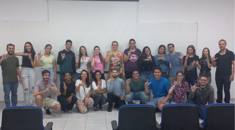 Projeto desenvolvido no campus Poços de Caldas promove espaços de interação e diálogo entre a comunidade acadêmica ouvinte e surda por meio da Língua Brasileira de SinaisIniciativa contribui para a…