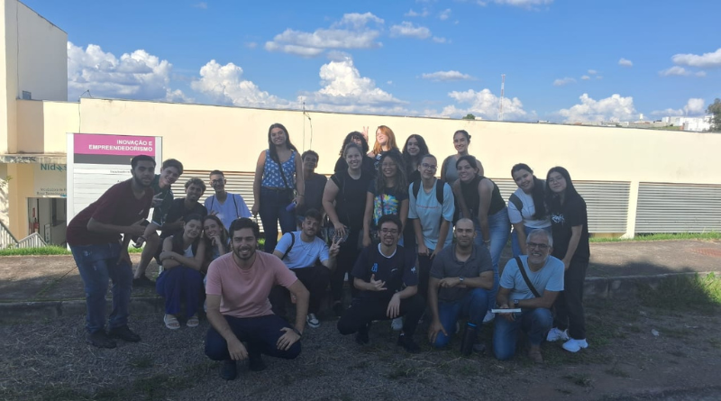 Agência de Inovação e Empreendedorismo da UNIFAL-MG promove visita técnica no Espaço Maker a calouros do Bacharelado em Química da Instituição