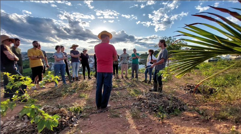 Imagem de pessoas participando do Curso de Design em Permacultura realizado no ano de 2022 na agrofloresta do campus Varginha.