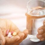 Estudo indica necessidade de gerenciar interações medicamentosas para evitar efeitos colaterais no uso de antidepressivo em idosos de casa de repouso