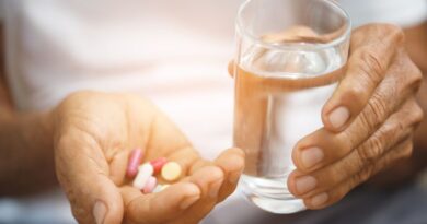 Estudo indica necessidade de gerenciar interações medicamentosas para evitar efeitos colaterais no uso de antidepressivo em idosos de casa de repouso