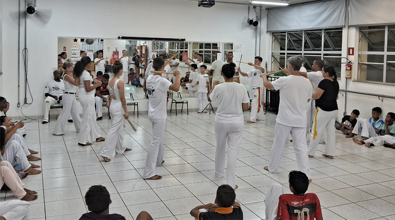 Aulas de capoeira na UNIFAL-MG resgatam a cultura afro-brasileira e promovem a inclusão socialProjeto de extensão trabalha prática física, respeito, disciplina e habilidades musicais