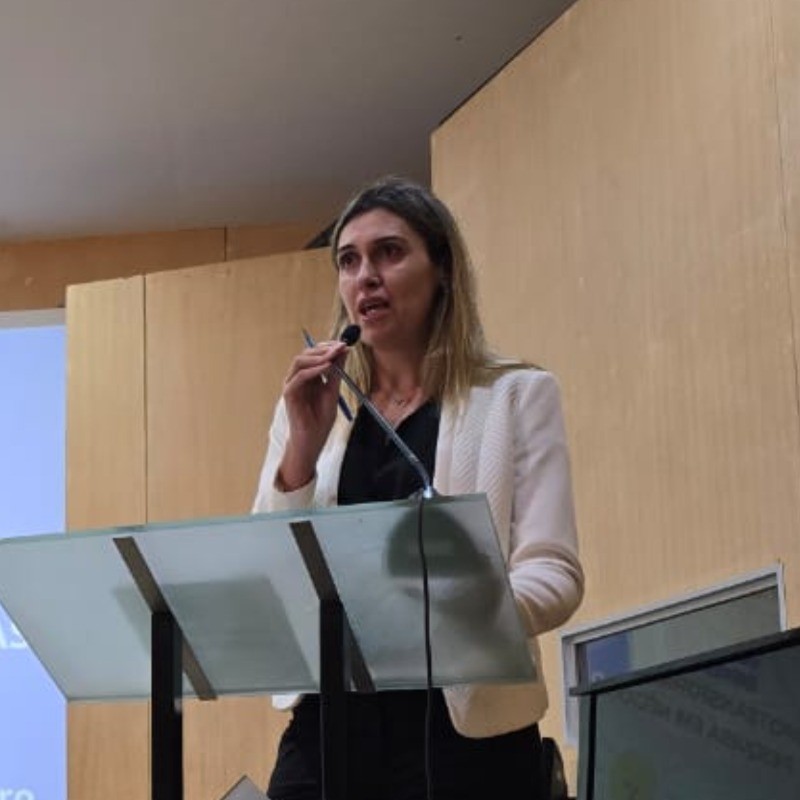 Profa. Izabella Carneiro Bastos